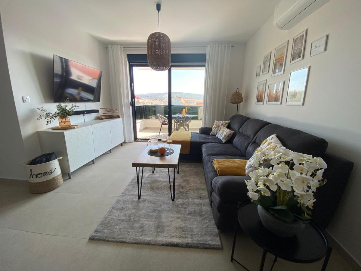 Apartment Agnes With 63 M2 Rooftop Terrace, Grill And Pool Okrug Gornji Dış mekan fotoğraf